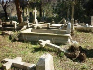 Cimetière Saint-Lazare de Béthanie : le profanateur des tombes (enfin?) pris la main dans le sac