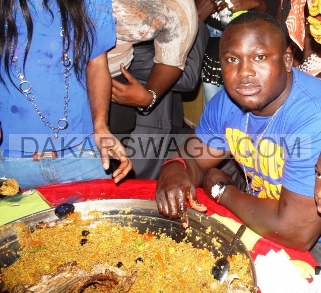 (2) Photos: Modou Lo torture un plat de riz. Regardez
