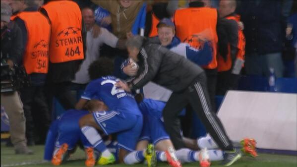 [Photos] Demba Ba , le roi du Stamford Bridge: il marque, il prie et fait courir Mourinho comme un fou