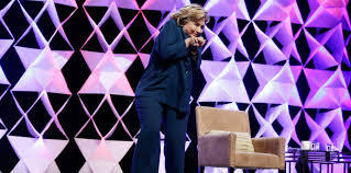 Insolite à Las Vegas: une chaussure lancée sur Hillary Clinton