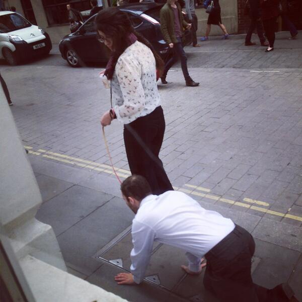 À Londres, un homme promené avec une laisse par une femme crée la polémique