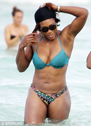 Mais qu'est ce qui maintient Serena Williams ? Regardez la en Bikini !!!