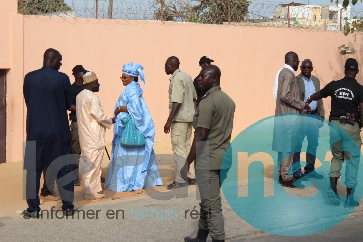 Photos-Visite mouvementée de Wade au Camp pénal: Aïda Mbodj interdite de voir Aïda Ndiongue, les militants libéraux dispersés par les lacrymogènes