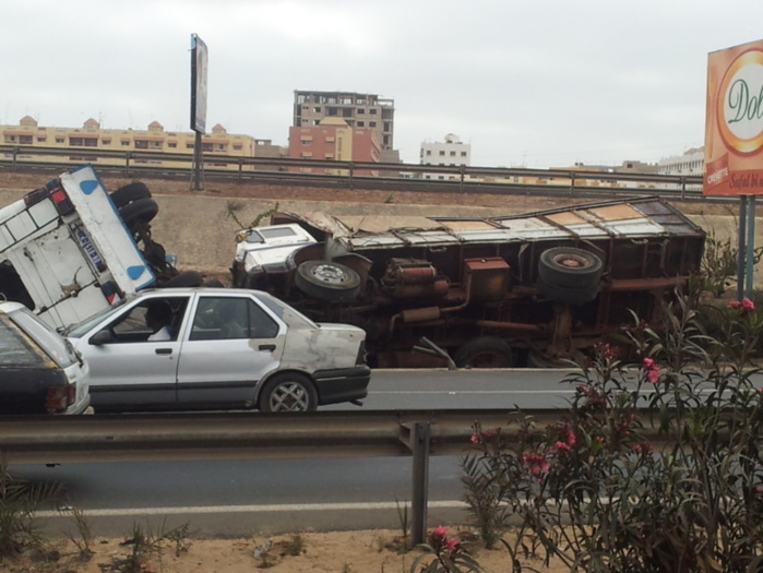 Accident spectaculaire sur l'autoroute : Un car N'diaga N'diaye et un camion entrent en collision et se renversent (Photos)