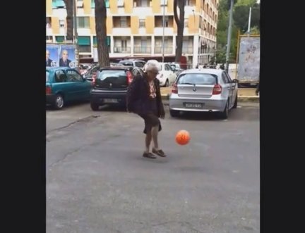 Une mamie joue au foot comme un Messi. Regardez