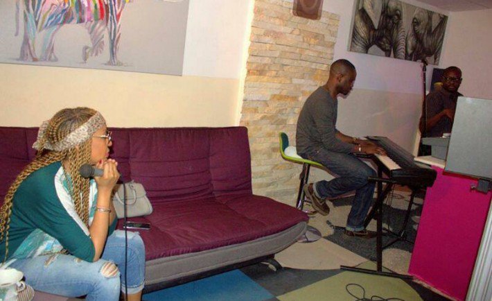 Photo: Viviane Chidid en studio avec Baba Hamdy. Regardez