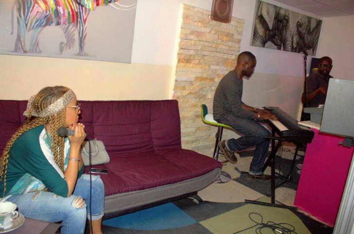 Photo: Viviane Chidid en studio avec Baba Hamdy. Regardez