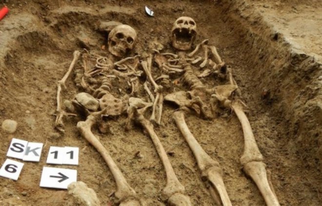 Angleterre: Un couple vieux de 700 ans découvert main dans la main