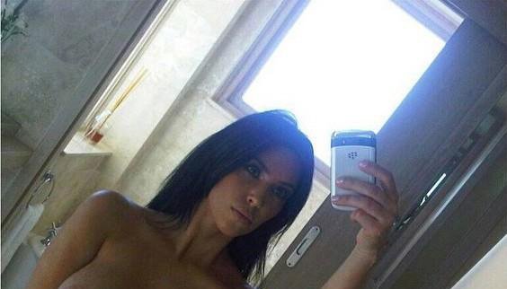 (2) Photos: Des nouvelles images de vedettes dénudées, notamment de Kim Kardashian, publiées par des pirates. Regardez
