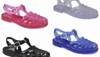  Sandales en plastique ou «Tics-tics» : La chaussure de l’été 2014 ?
