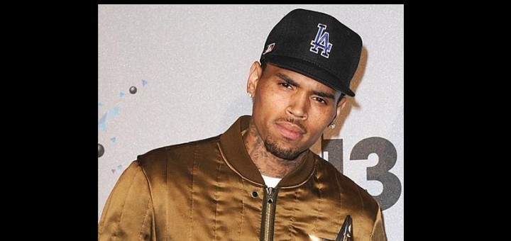 Chris Brown accusé par une danseuse de boite de nuit d’être le père de son fils!