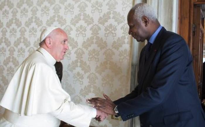 (3 Photos): Abdou Diouf et son épouse au Vatican chez le Pape François