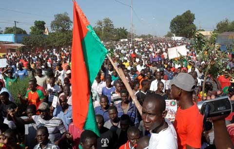 Burkina Faso: des manifestants ont fait tomber le monument à l’effigie de Blaise Compaoré