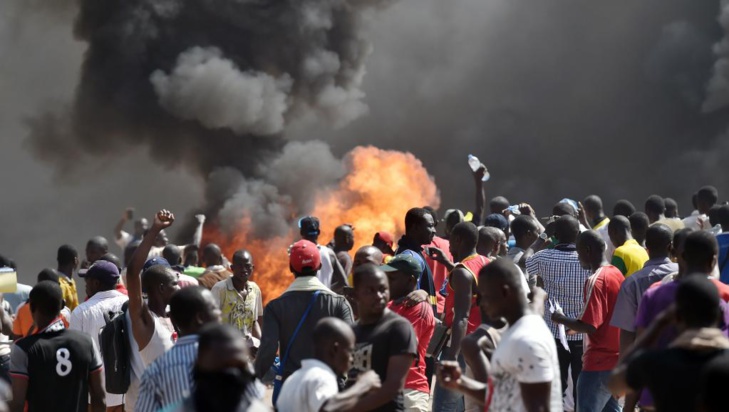 En direct: violents combats devant le palais présidentiel burkinabè