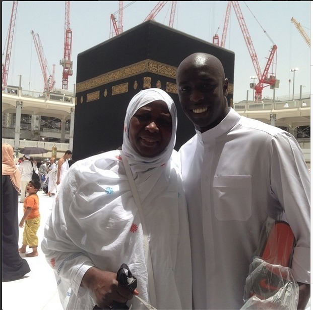 Photo:L'ancien international Issiar Dia avec sa mère à la Mecque