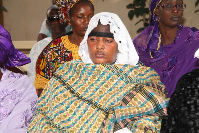 (3) Photos: Aïda Ndong, la veuve de Demba Dia en larmes. Regardez