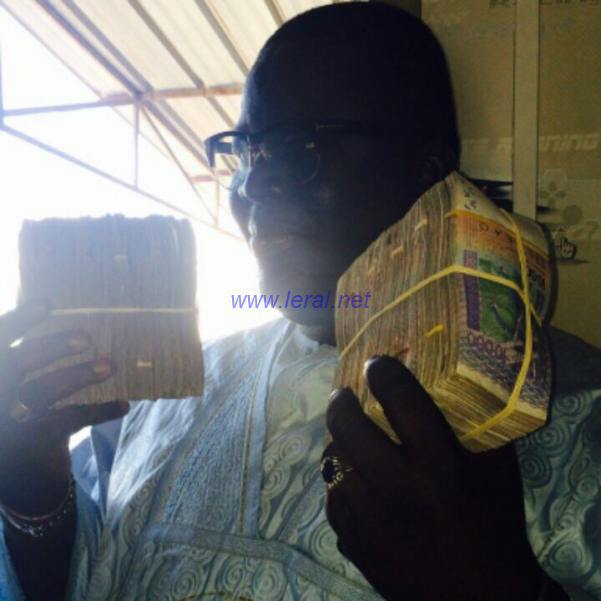 Mbaye Sène wendélou avec des paquets de millions à distribuer sur la scène des artistes