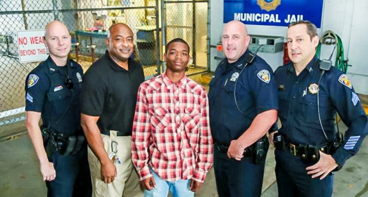 Etats-Unis : un adolescent sauve la vie du policier qui vient de l'arrêter( Vidéo)