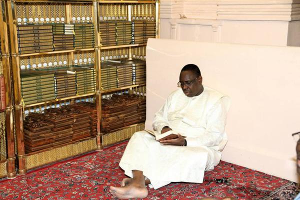Arrêt sur image : le président Macky Sall lit le coran dans le mausolée du Prophète (PSL)