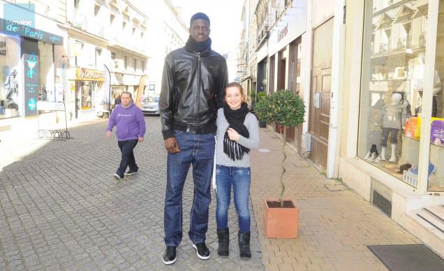 Photos - 2,20 m : la vie de géant du basketteur sénégalais Youssoupha Fall
