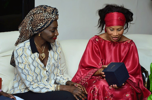 Me Aissata Tall Sall offre un bracelet en or, des millions de F CFA et d’autres cadeaux de valeurs à Coumba Gawlo Seck