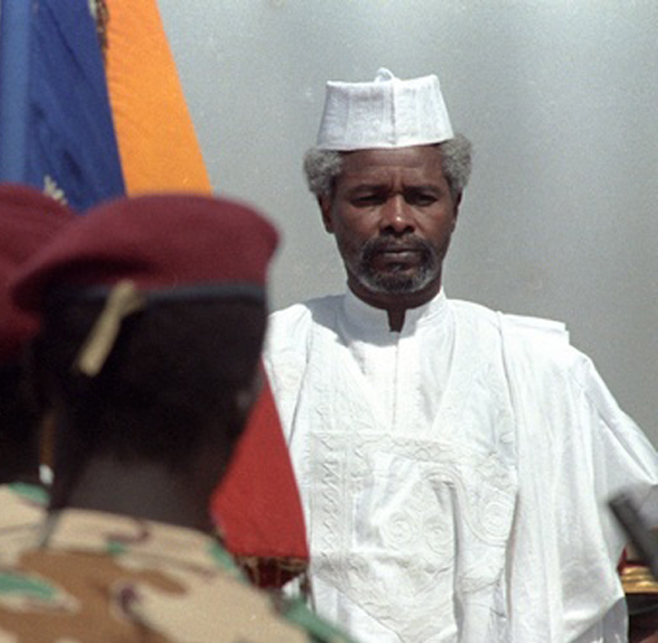Pour avoir refusé de sortir de sa cellule: Hissène Habré porté un comme un enfant pour son audition devant les CAE