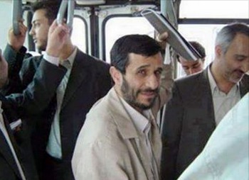 Leçon d’humulité – L’ancien président de l’Iran Ahmadine Nejad prend le bus pour aller au travail