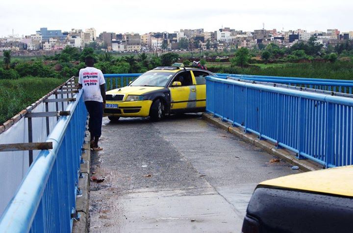 Incroyable mais vrai: Deux taxis sur un pont à partir des escaliers (Images)