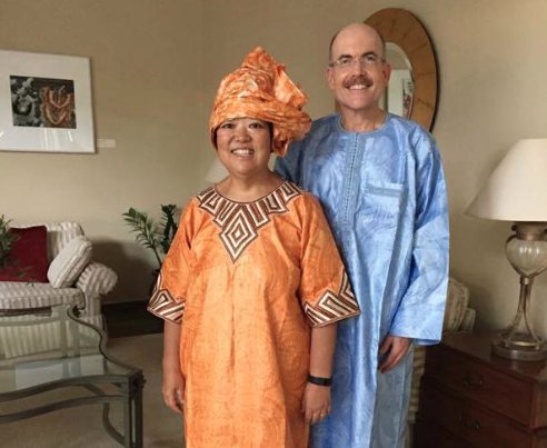 SENEGAL: L'ambassadeur des Etats unis et son épouse en boubou traditionnel de chez nous