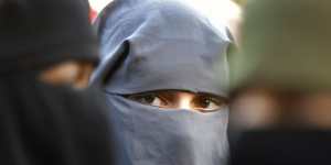 Vers l’Interdiction de la burqa : Une voilée en burqa s’y oppose et convoque la sourate «Al Ahzab»