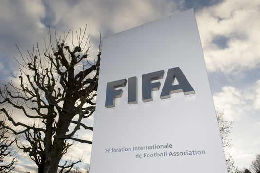 Suspendus huit ans par la FIFA, Michel Platini et Joseph Blatter menacent de saisir la justice