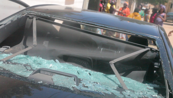 Violence à Thiès: La voiture du député Abdou Mbow caillassée(vidéo)