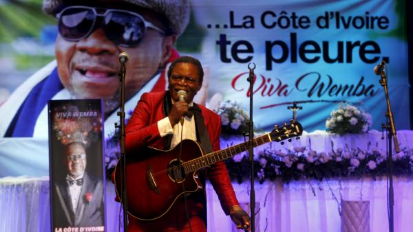 [Reportage] Abidjan s'est parée de blanc pour un ultime hommage à Papa Wemba