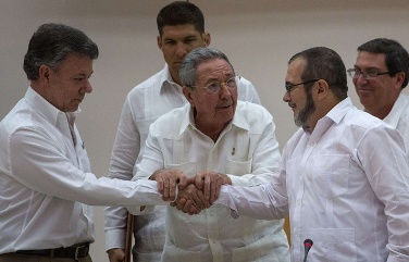 Après 52 ans de guerre, Bogota et les Farc concluent un accord de paix historique