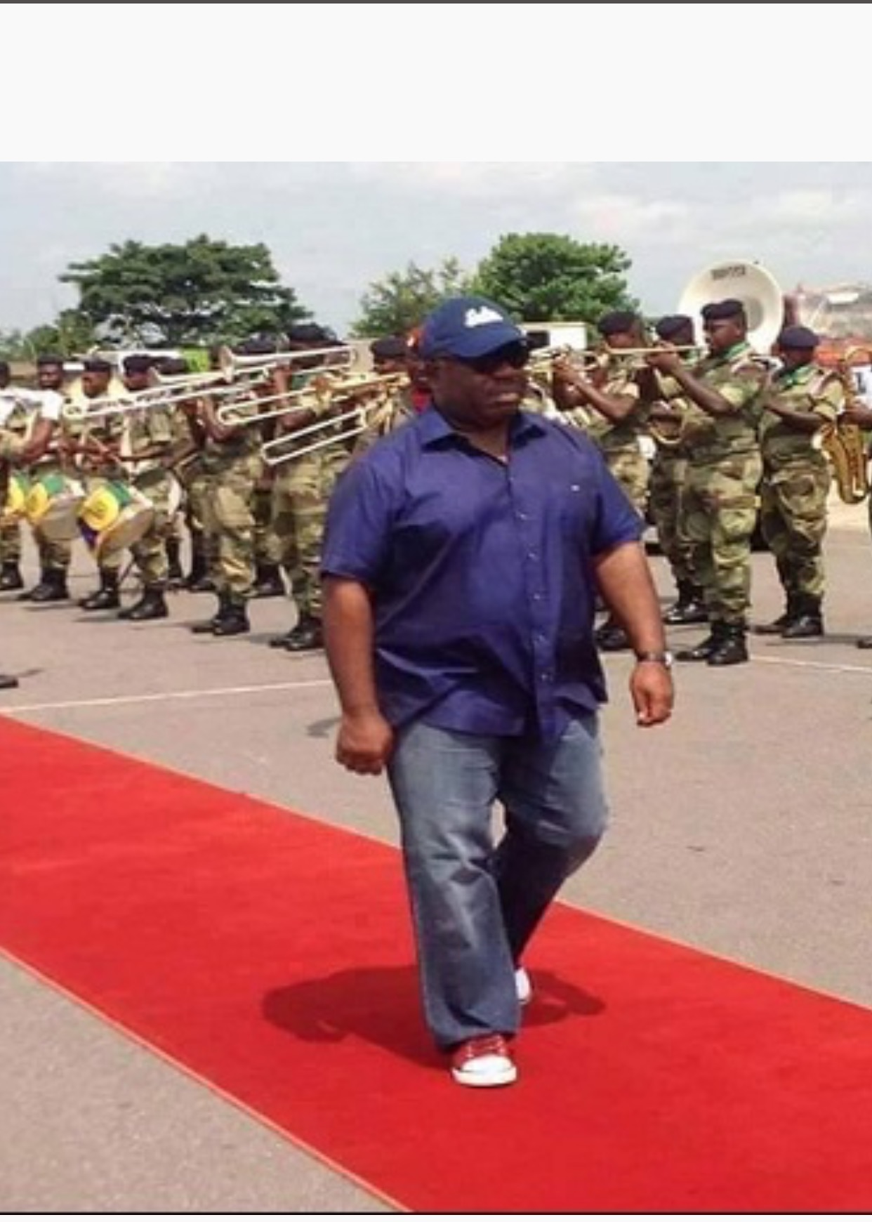 Gabon : le président Ali Bongo dans une tenue qui suscite la polémique