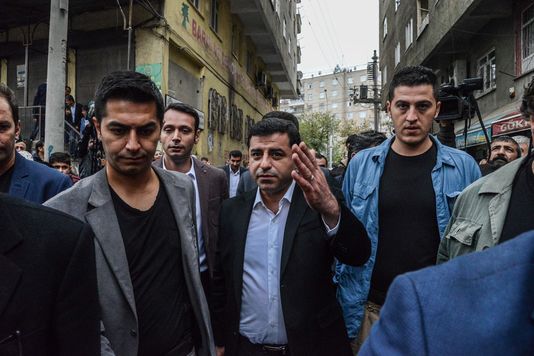 Turquie : les coprésidents du principal parti prokurde placés en détention