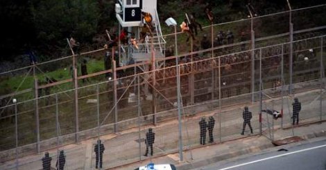 400 migrants forcent la frontière Maroc-Espagne à Ceuta