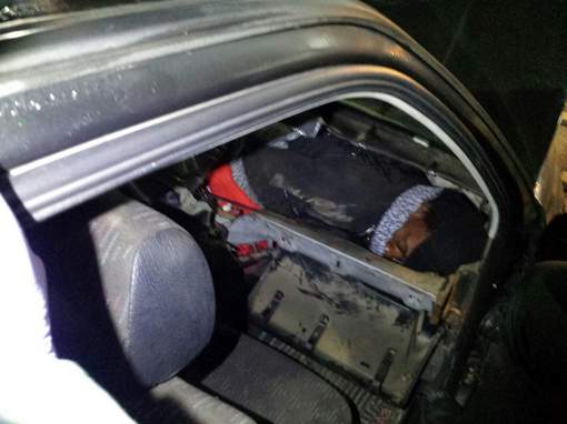 Espagne : Un migrant découvert dans une valise, un autre dans le tableau de bord d'une voiture