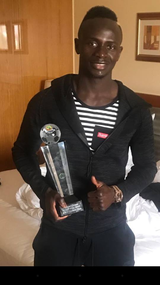Distinction: Sadio Mané pose avec son trophée de troisième meilleur joueur africain 2016