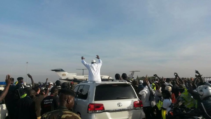 Retour en Gambie: Le président Adama Barrow se "paie" un bain de foule à Banjul