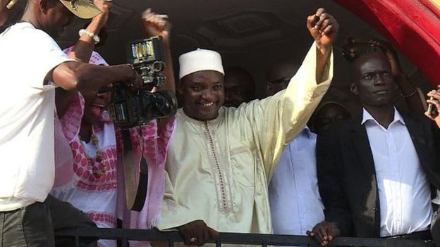 Renouvellement du contrat de quatre juges nigérians: Adama Barrow suscite la colère du barreau gambien