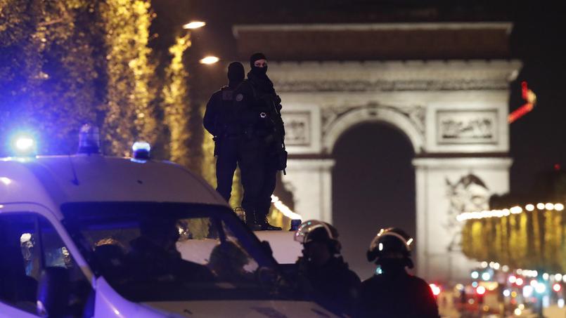 Fusillade sur les Champs-Elysées à Paris : "Nous sommes convaincus" que la piste "est d'ordre terroriste", déclare Hollande.
