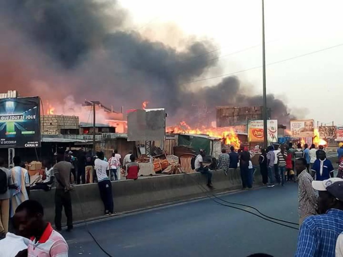 PIKINE : Violent incendie en cours au Parc Lambaye