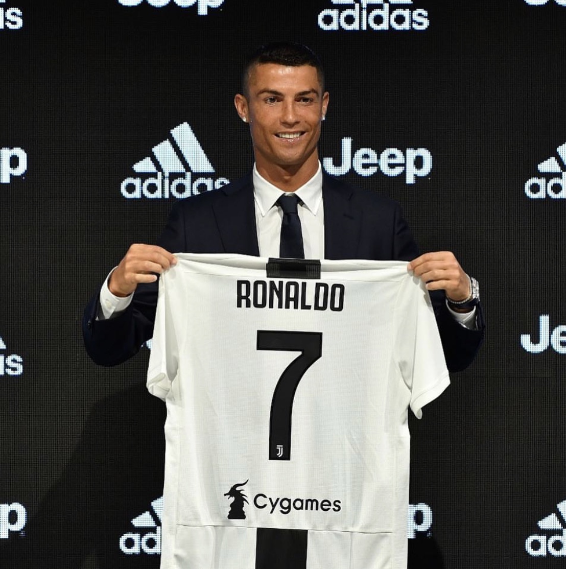 JUVENTUS : Ronaldo présente son nouveau maillot