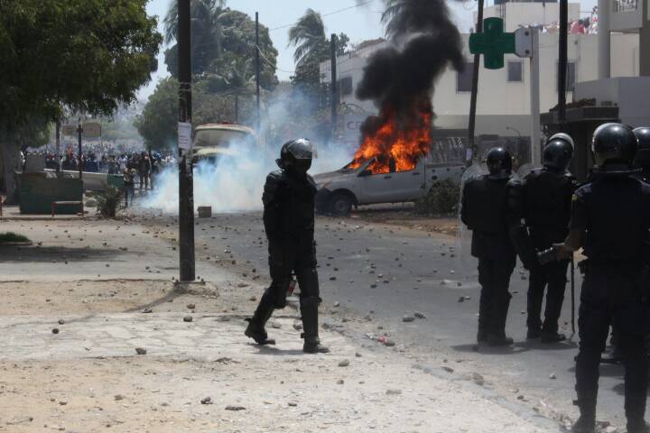 Après-midi de tension à Dakar: le Préfet interdit la marche, les jeunesses libérales déchirent son arrêté
