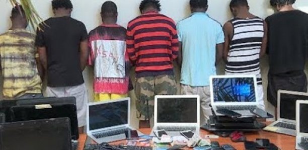 Cybercriminalité : 42 Nigérians tombent, 27 ordinateurs et 77 téléphones portables saisis