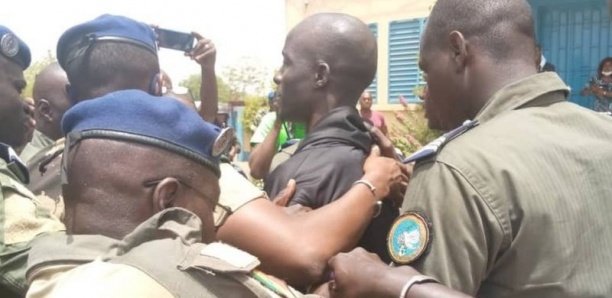 Boy Djinné arrêté à Missira: La vidéo de sa descente de la fourgonnette, ses premiers mots, son sourire en coin….