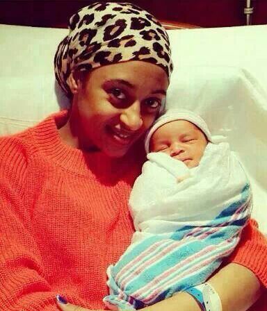 Voici Mohamed Seck, le nouveau bébé de Wally Ballago Seck avec sa mère aux Usa