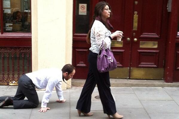 À Londres, un homme promené avec une laisse par une femme crée la polémique