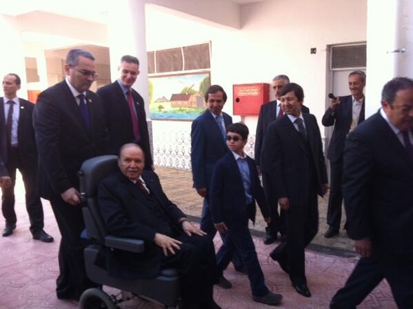 ALGERIE. Vidéo: Bouteflika vote en fauteuil roulant. Regardez